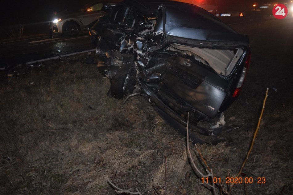 Mladý muž (30) ostal zakliesnený medzi dvoma autami: Má doživotné následky, FOTO