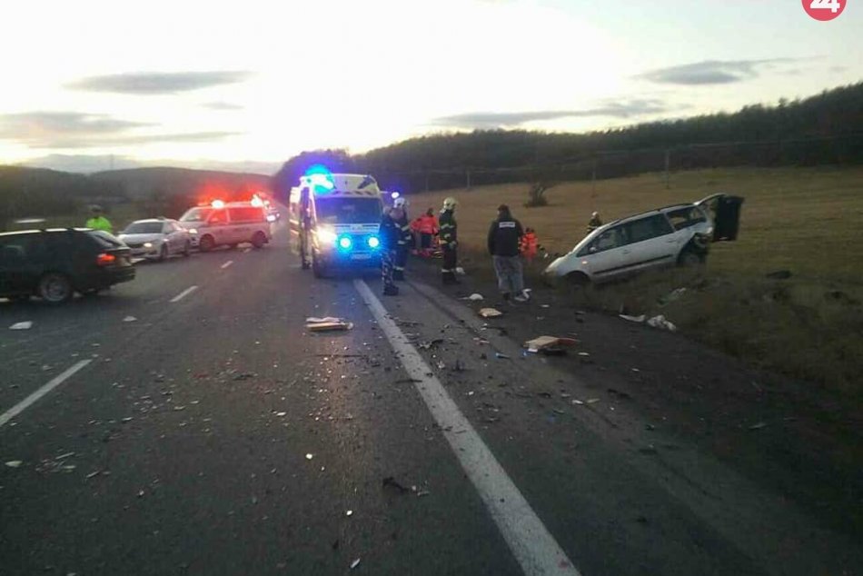 Pri Zvolene sa zrazili dve autá: Zasahovať musel vrtuľník, FOTO
