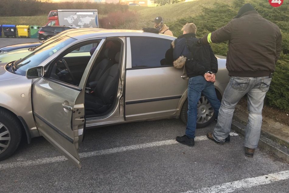 FOTO z policajnej akcie v Trenčíne v súčinnosti s NAKA