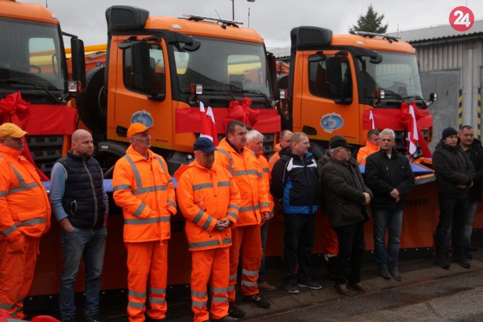FOTO: Správa ciest TSK dostali takmer 50 kusov novej techniky