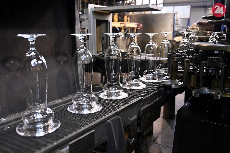 Sklárne RONA v Lednických Rovniach