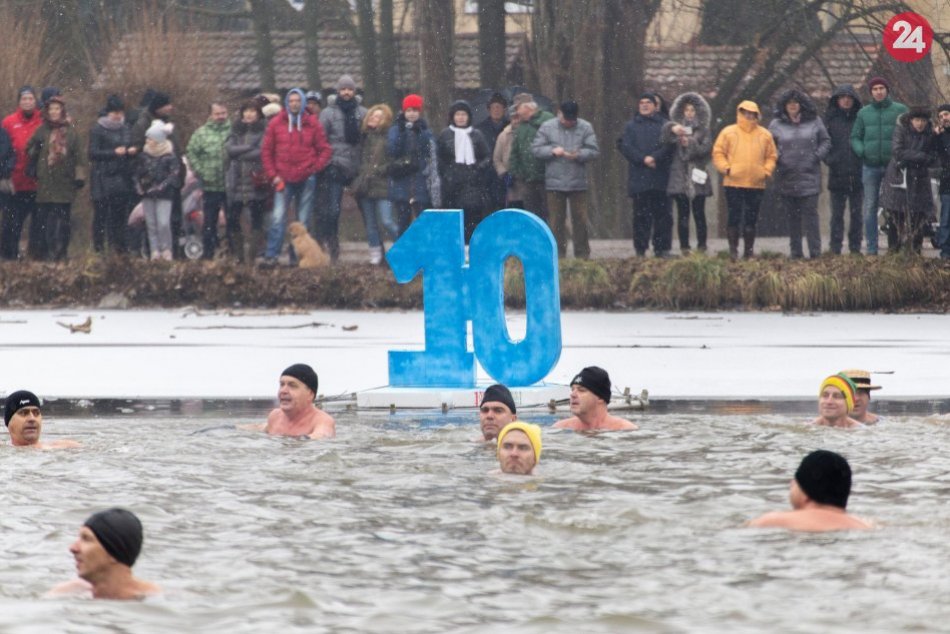 Ľadové medvede prekonali rekord: Zimné plávanie si užilo vyše 300 otužilcov