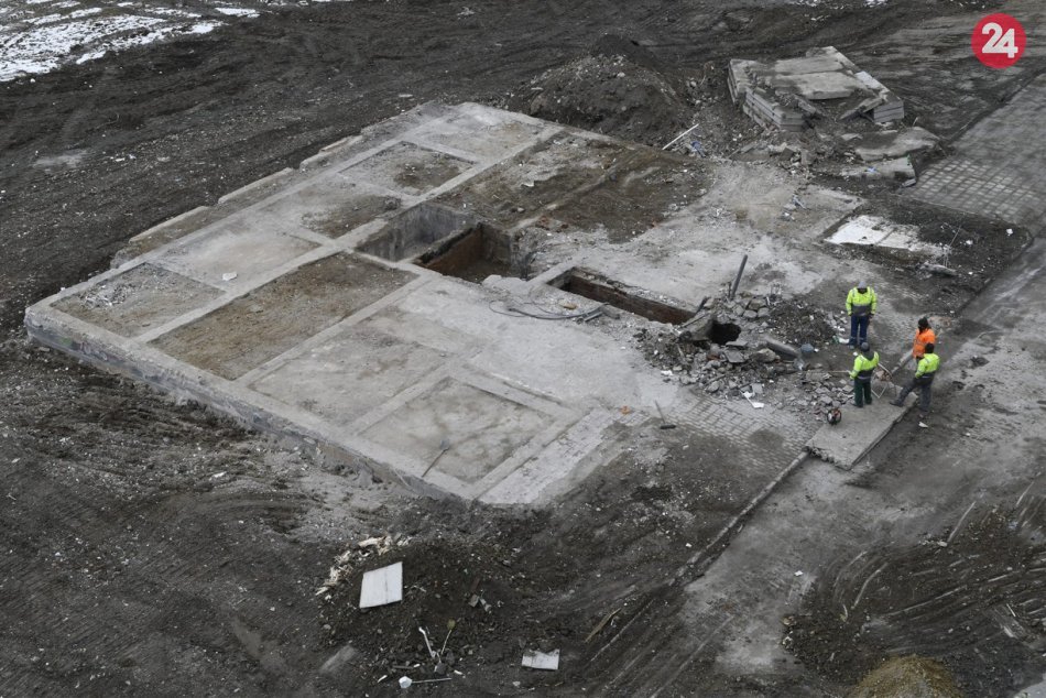 Obrazom: Zo zničenej bytovky v Prešove ostala len základová doska