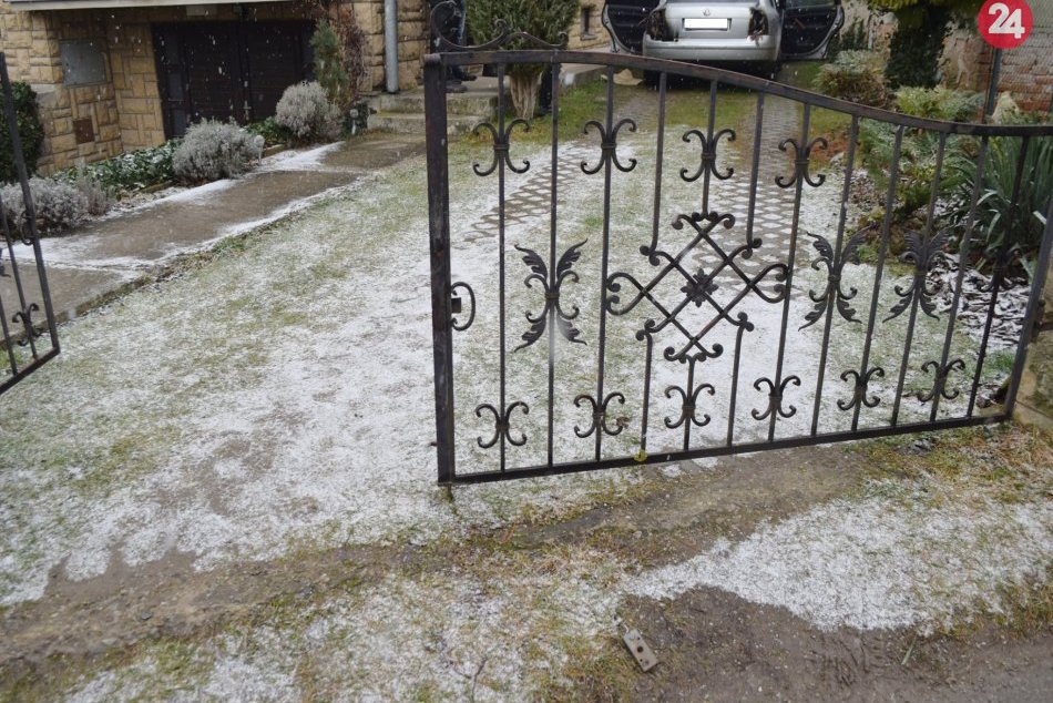 FOTO: Muž (29) mal vykopnúť bránu, rozbiť auto a aj ho podpáliť