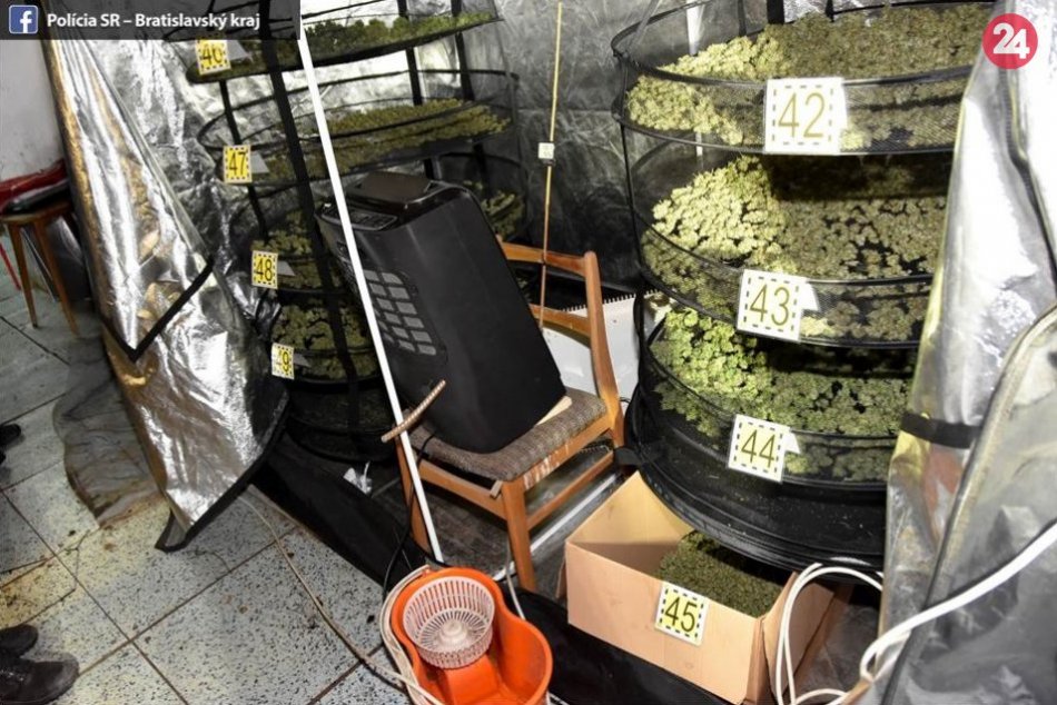 FOTO: Dvaja muži čelia obvineniu z výroby omamných a psychotropných látok