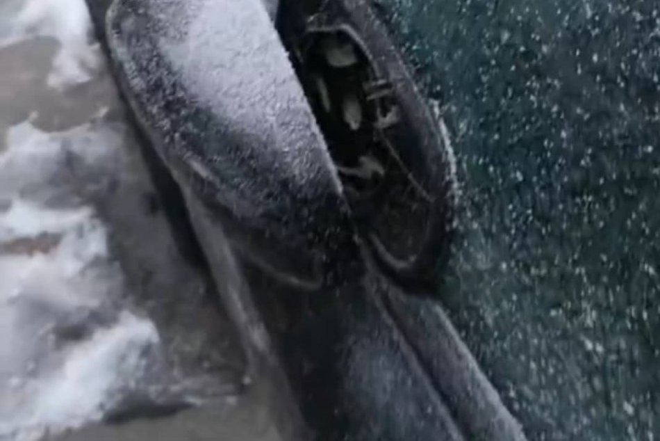 V OBRAZOCH: Autám Bystričanov niekto poškodil spätné zrkadlá