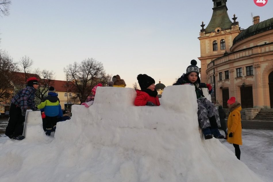 OBRAZOM: Najmenší si užívajú sneh priamo v centre Spišskej