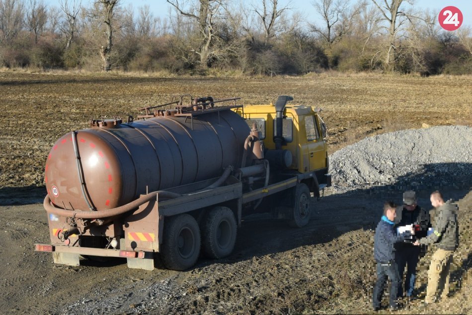 Fekálie vypúšťali na pole neďaleko vodného toku