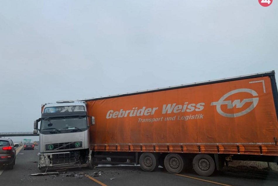 Na D1 za Zelenčom smerom do Trnavy sa skrížil kamión