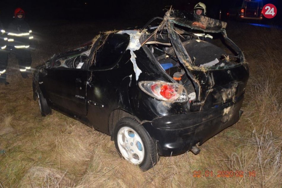 V OBRAZOCH: Mladík bez vodičáku pri Lučenci havaroval opitý