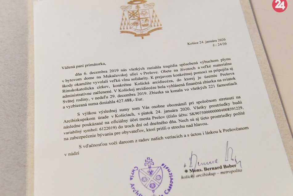 Obrazom: Symoblické odovzdanie zbierky košickej arcidiecézy po tragédii