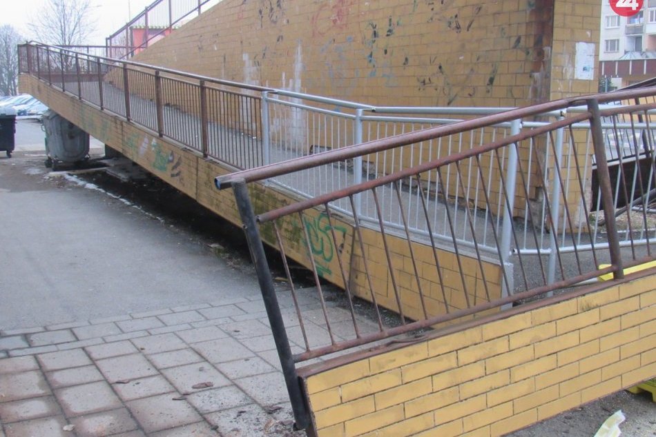 Obrazom: Odstraňovali zrútenú plošinu na Švábskej ulici