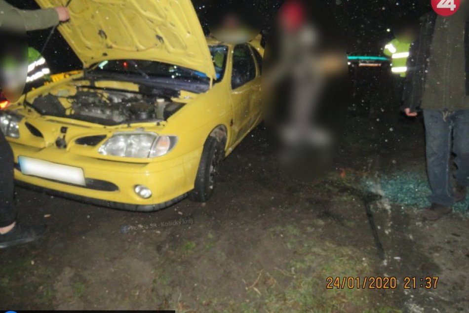 Po šmyku skončila vodička s autom na streche