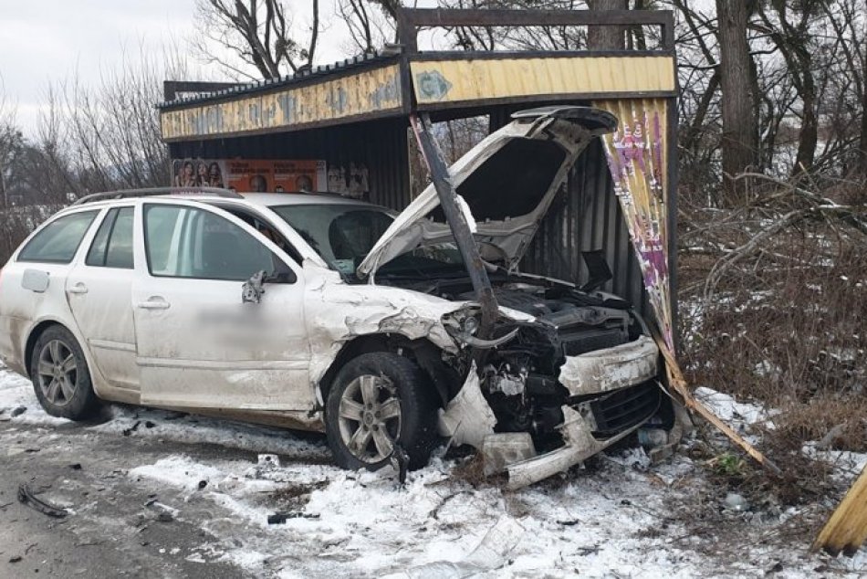 FOTO z nehody pri Rožňave: Zrážka áut, jedno skončilo v autobusovej zastávke