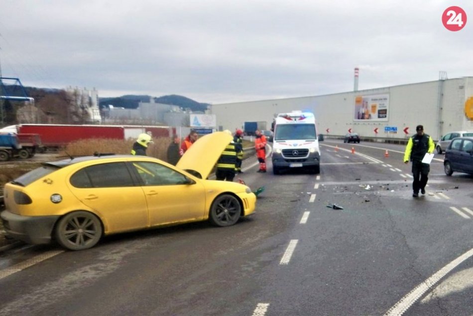 FOTO z nehody, pri ktorej sa jeden vodič (61) zranil ťažko a druhý (21) ľahko