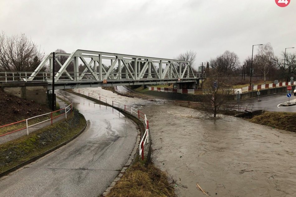 FOTO: Vyliata Handlovka uzavrela ulice v Prievidzi