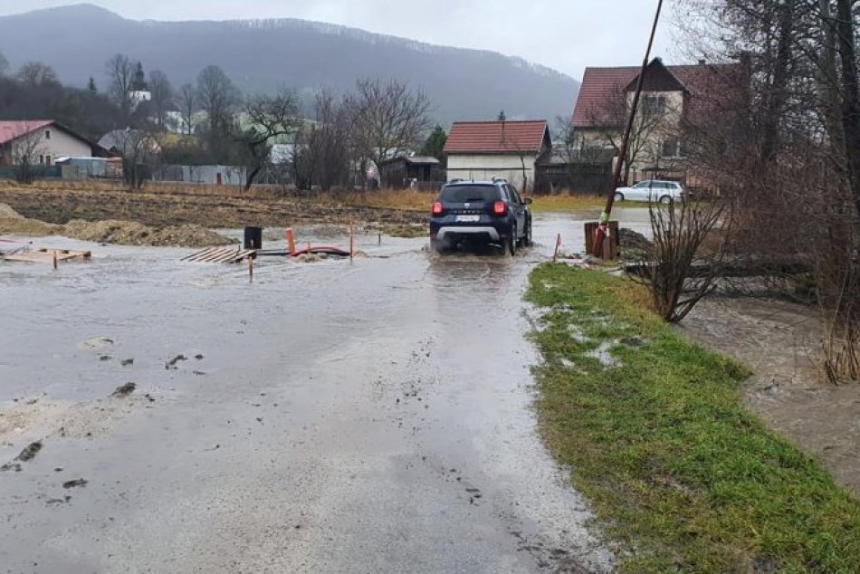 FOTO zo zatopenej Domaniže, kde vyhlásili tretí stupeň povodňovej aktivity
