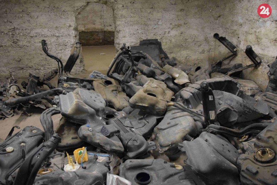 V OBRAZOCH: Zvolenskí policajti našli plné sklady rozobratých áut
