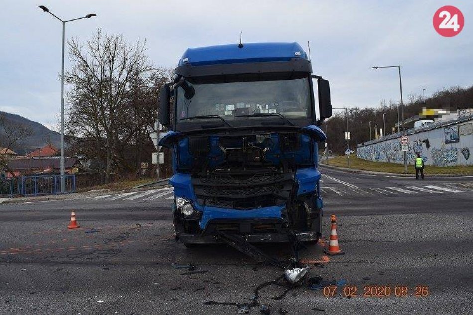 V OBRAZOCH: Po zrážke kamióna s osobným autom utrpelo dievčatko ťažké zranenia