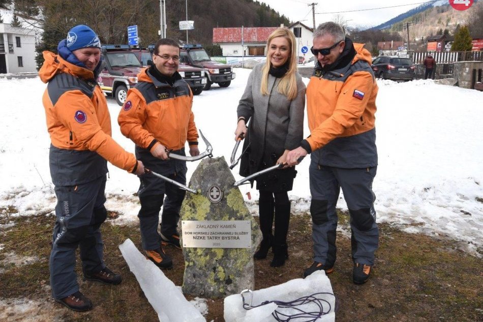 Poklepanie základného kameňa stavby Domu Horskej záchrannej služby Bystrá