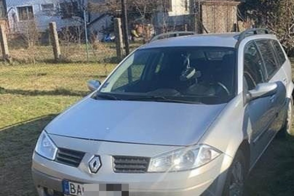 Vodiča, ktorý šoféroval napriek zákazu, zastavila až po výstreloch