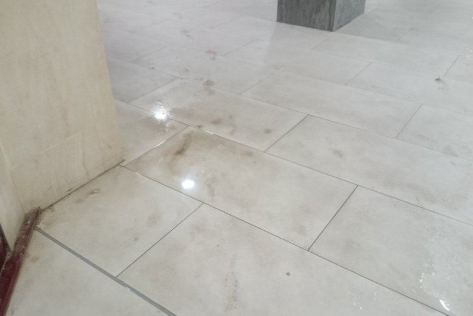 Obrazom: Vo vestibule železničnej stanice opäť kvapká voda