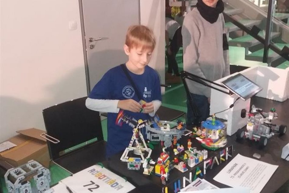 Školáci zo Zámkov zabodovali na robotiáde
