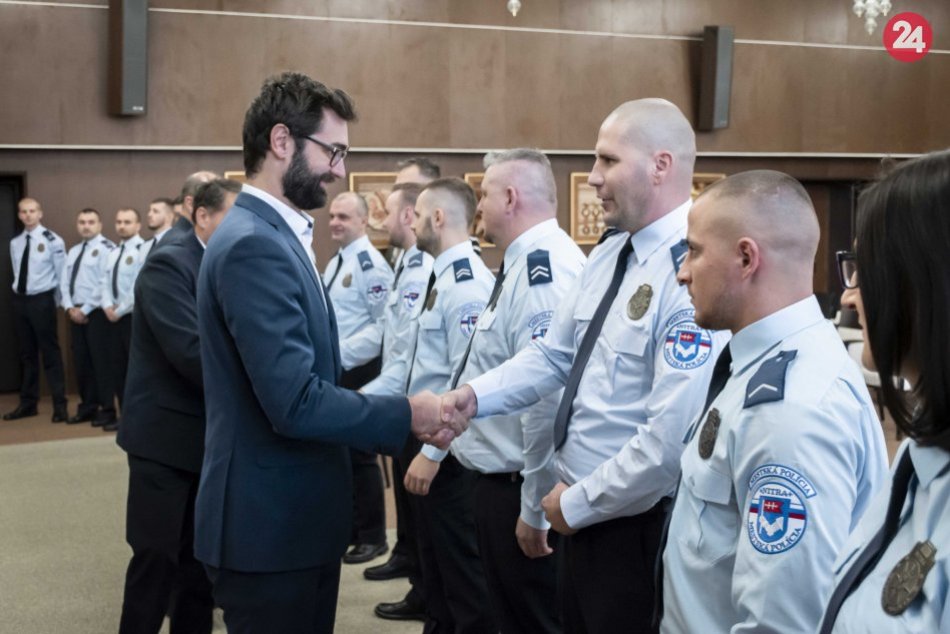 V Nitre slúžia noví mestskí policajti: Do služby nastúpila aj žena