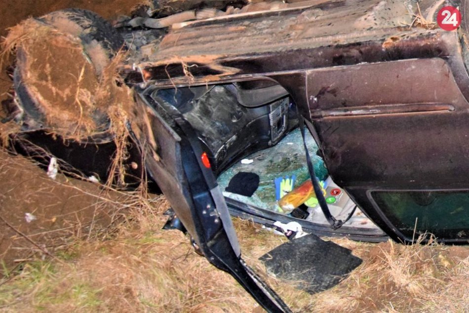 FOTO z nehody v Nitrici, po ktorej skončilo auto na streche