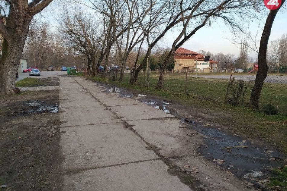 Zničená cesta na Mostnej ulici