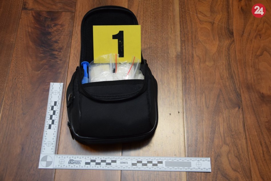 V OBRAZOCH: Úlovok kriminalistov z večerného zásahu v Radvani