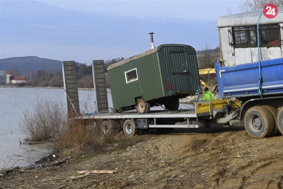 FOTO: Už sa to začalo. Veľké odstraňovanie nelegálnych objektov z brehov Domaše