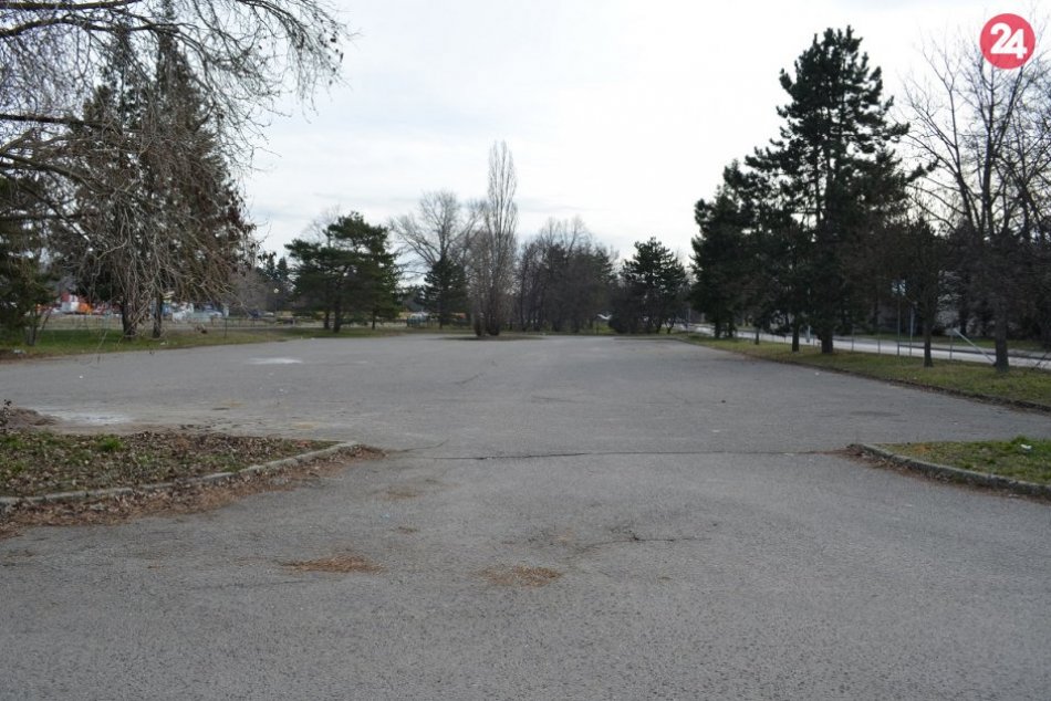 Okolo bývalého parkoviska rastie plot