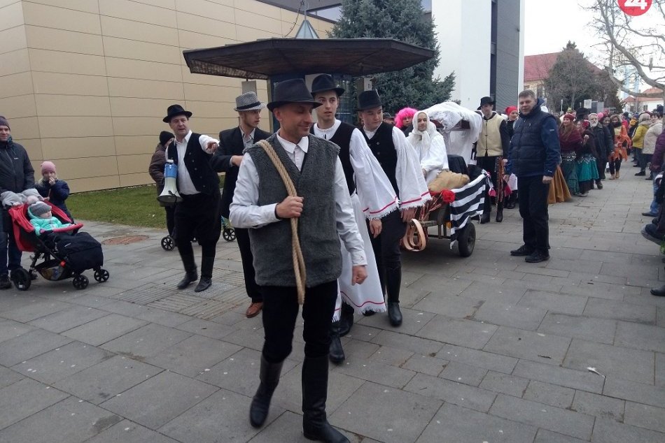 Šaľania to roztočili na fašiangoch: Hudba, folklór aj parádne masky