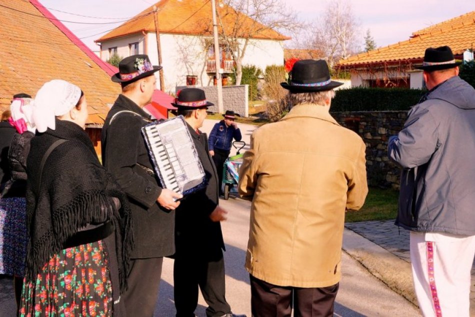 Hudba, spev, dobrá náladu: Obcou Topoľčianky prechádzal fašiangový sprievod