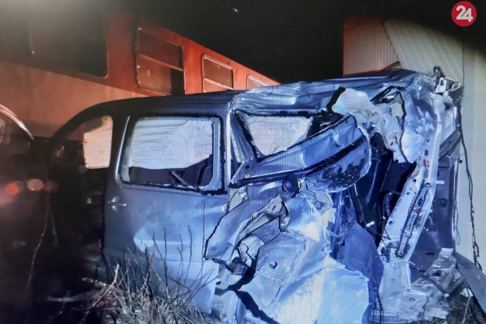 Policajné zábery z nehody v koľajisku pri Čadci