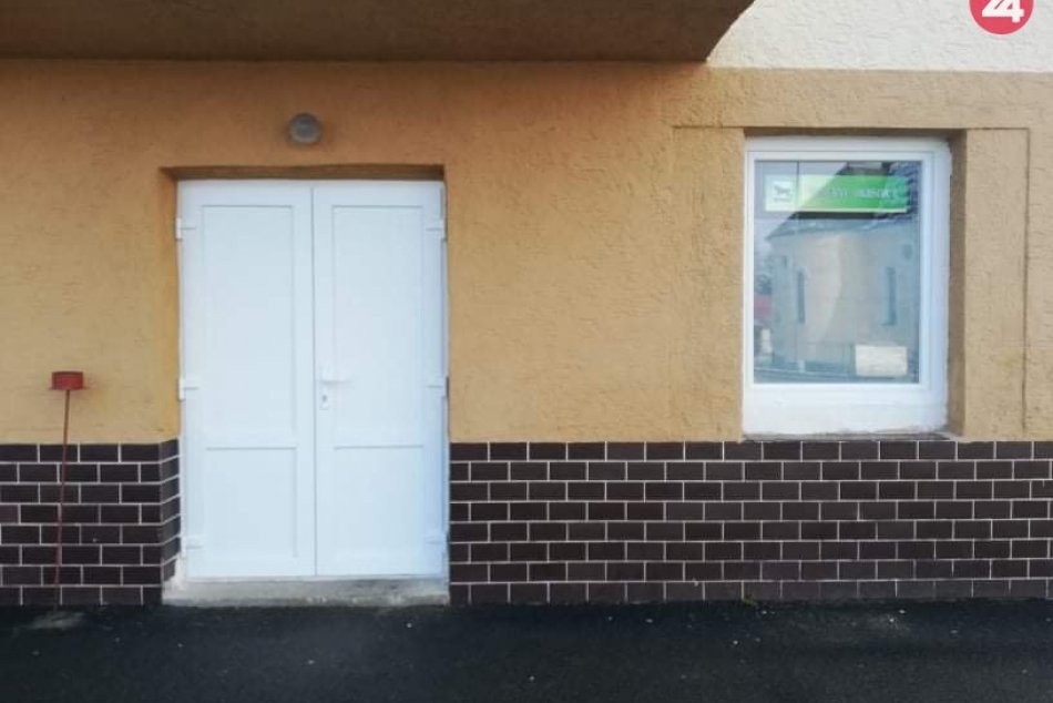 V Zalužiciach vynovili vo volebnej miestnosti dvere a okná