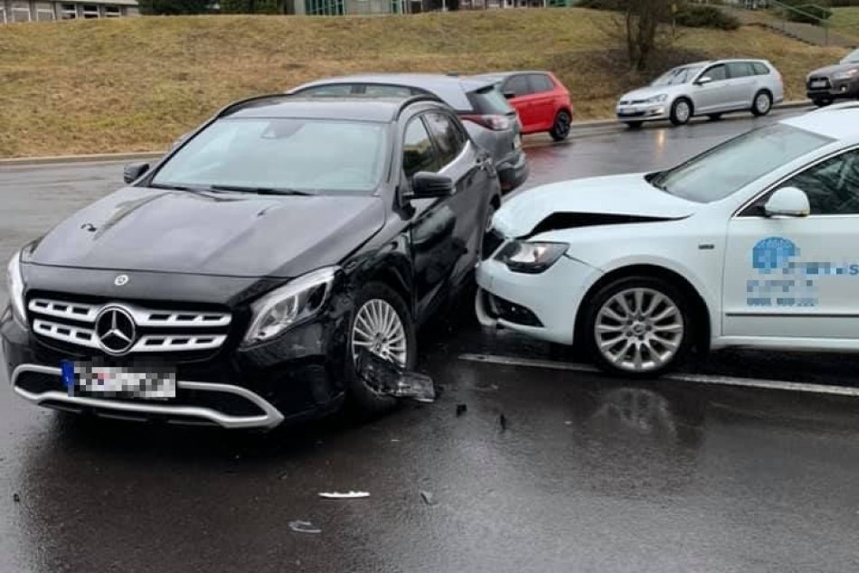 Zábery z miesta nehody na Komenského