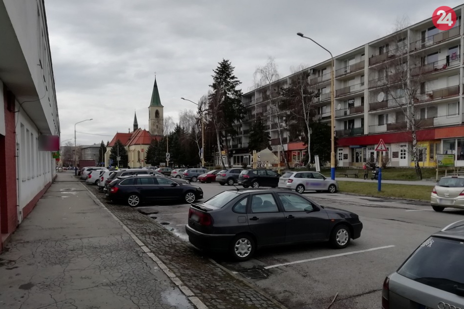 Humenné, pracovný deň okolo obeda. Takto nový systém zmenil platené parkoviská!