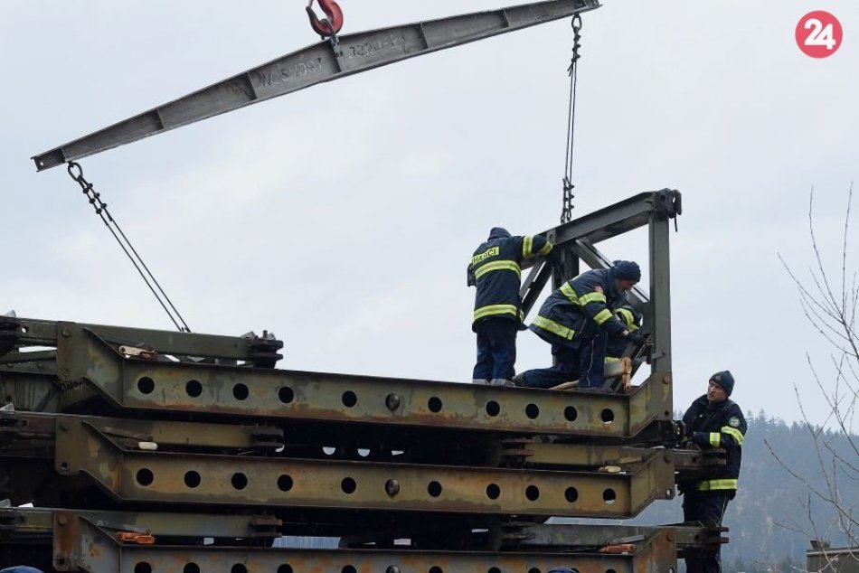 Pozrite si na to FOTKÁCH: Takto umiestňovali pontónový most v Lopušnej doline