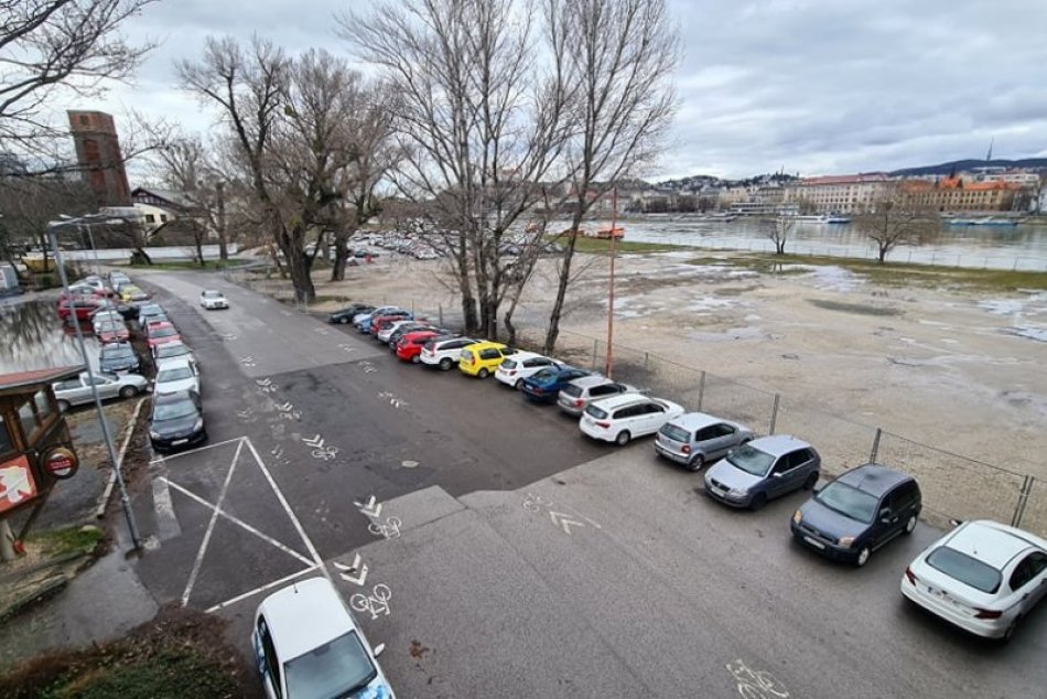 Parkovanie na Tyršovom nábreží