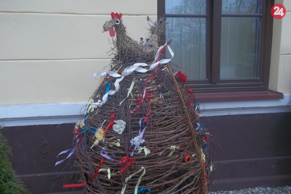 Parádna zajačia rodinka je späť: Močenčanom krášli úrad originálne dielo, FOTO
