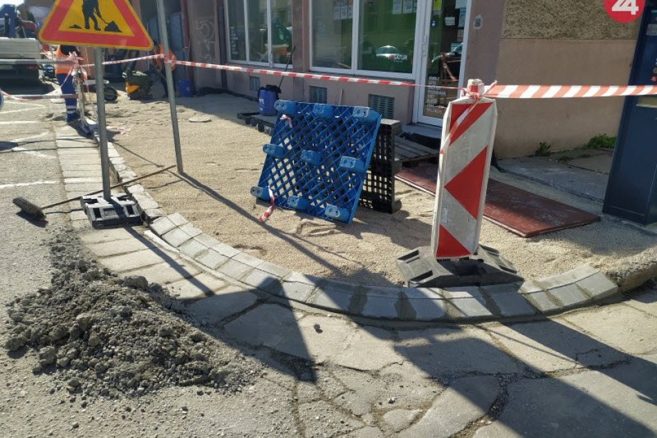 V centre Nových Zámkov prebieha oprava chodníkov