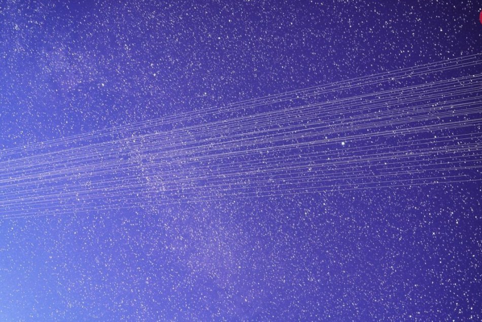 Sieť satelitov Starlink vytvorila nad Slovenskom svetelnú reťaz
