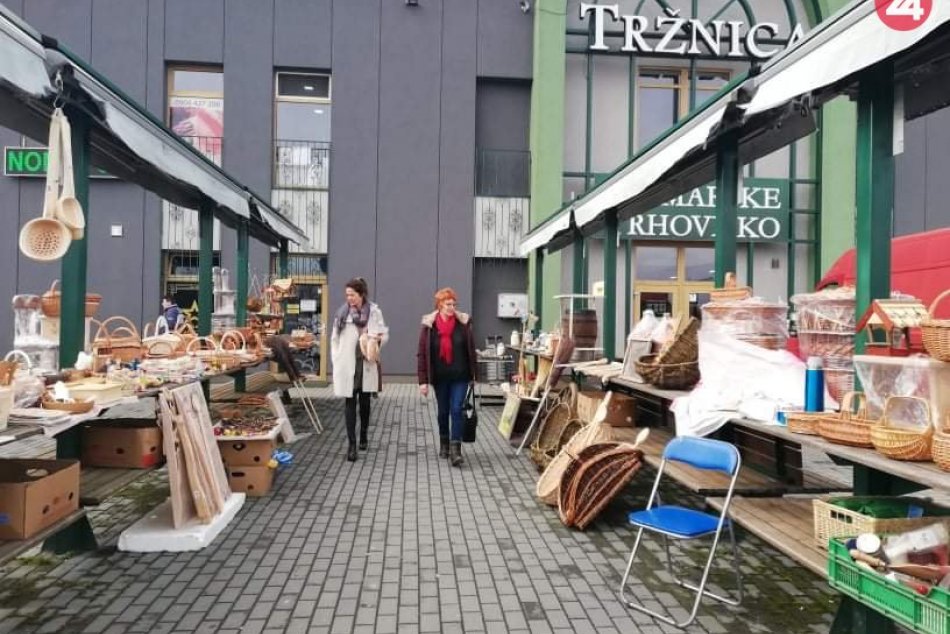 Burza starožitností a kuriozít v michalovskej tržnici na archívnych fotkách