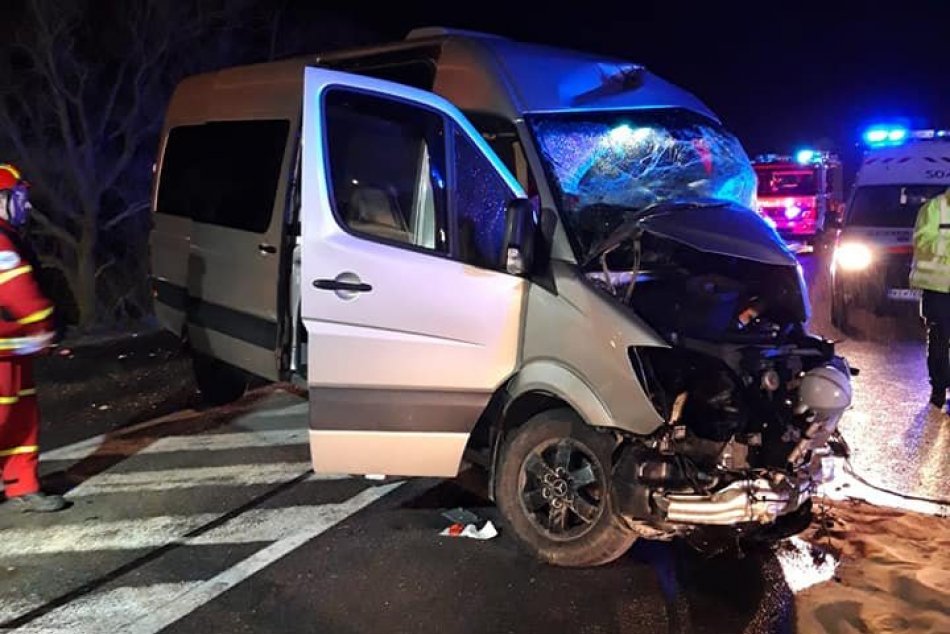Zrážka autobusu a dodávky si vyžiadala životy