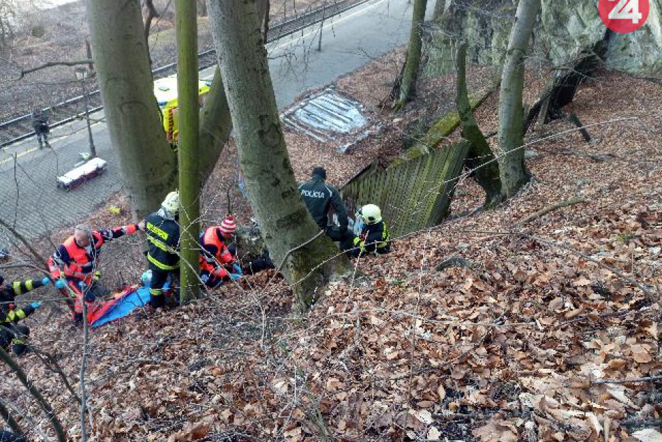 Ťažko zranená žena na malej železničnej stanici