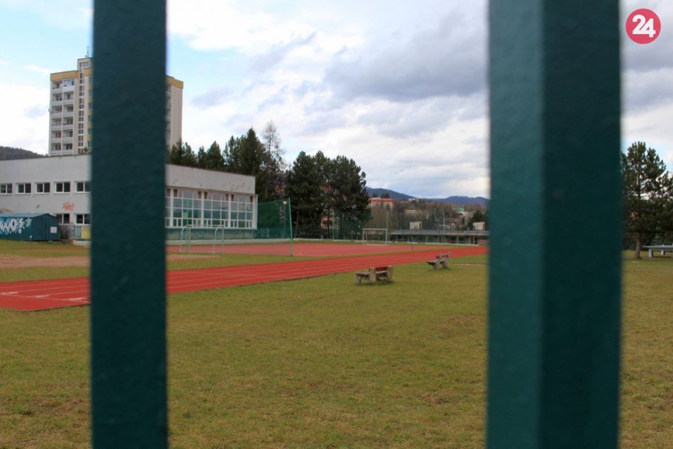 V OBRAZOCH: Školy sú zatvorené, bystrické ihriská zívajú prázdnotou