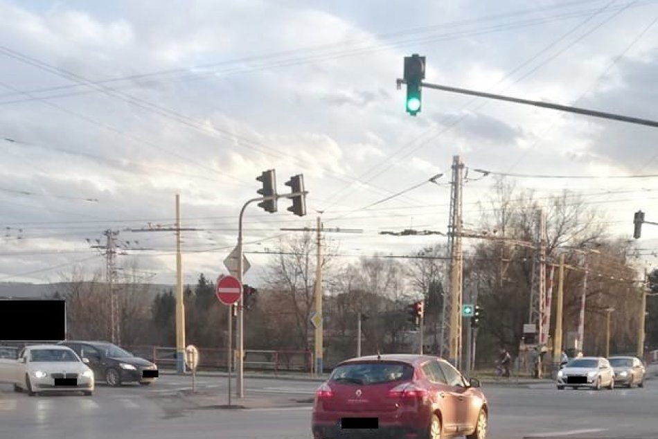 Obrazom: Neuveriteľné, čo mal za autom pripevnené vodič na cestách