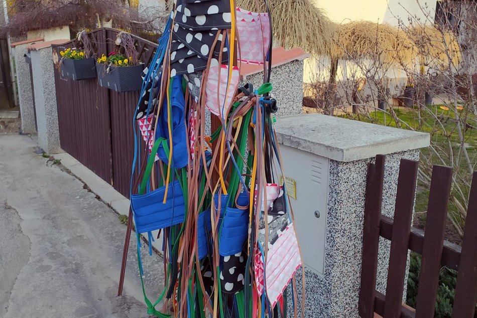 Slováci vešajú na plot rúška